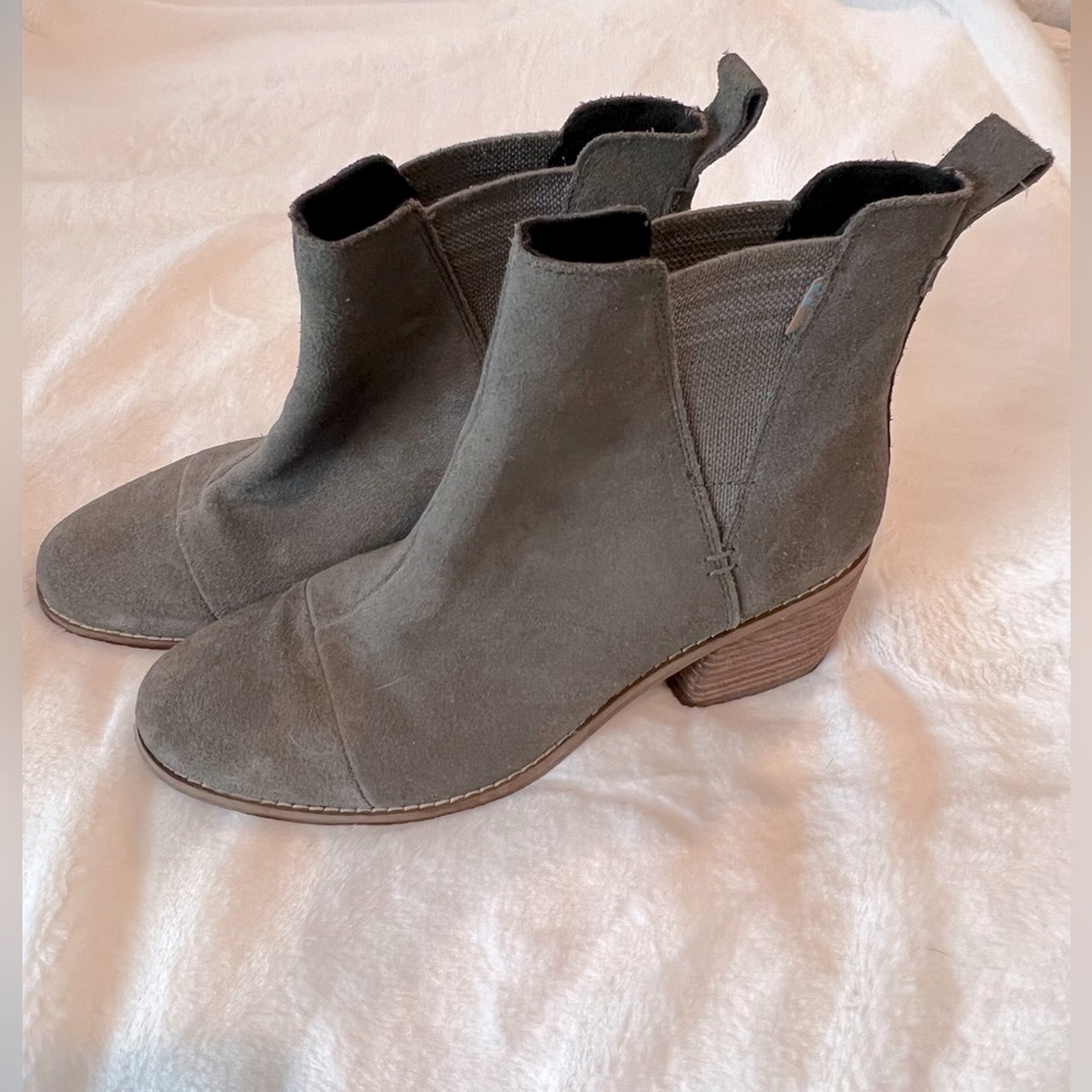 Toms Esme olive suede boots. 8.5. Worn once. Wooden heel. Women’s - Fall